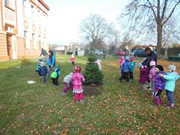 Výsadba u MŠ 2015 - sponzorováno firmou PAJR s.r.o.Vlkava